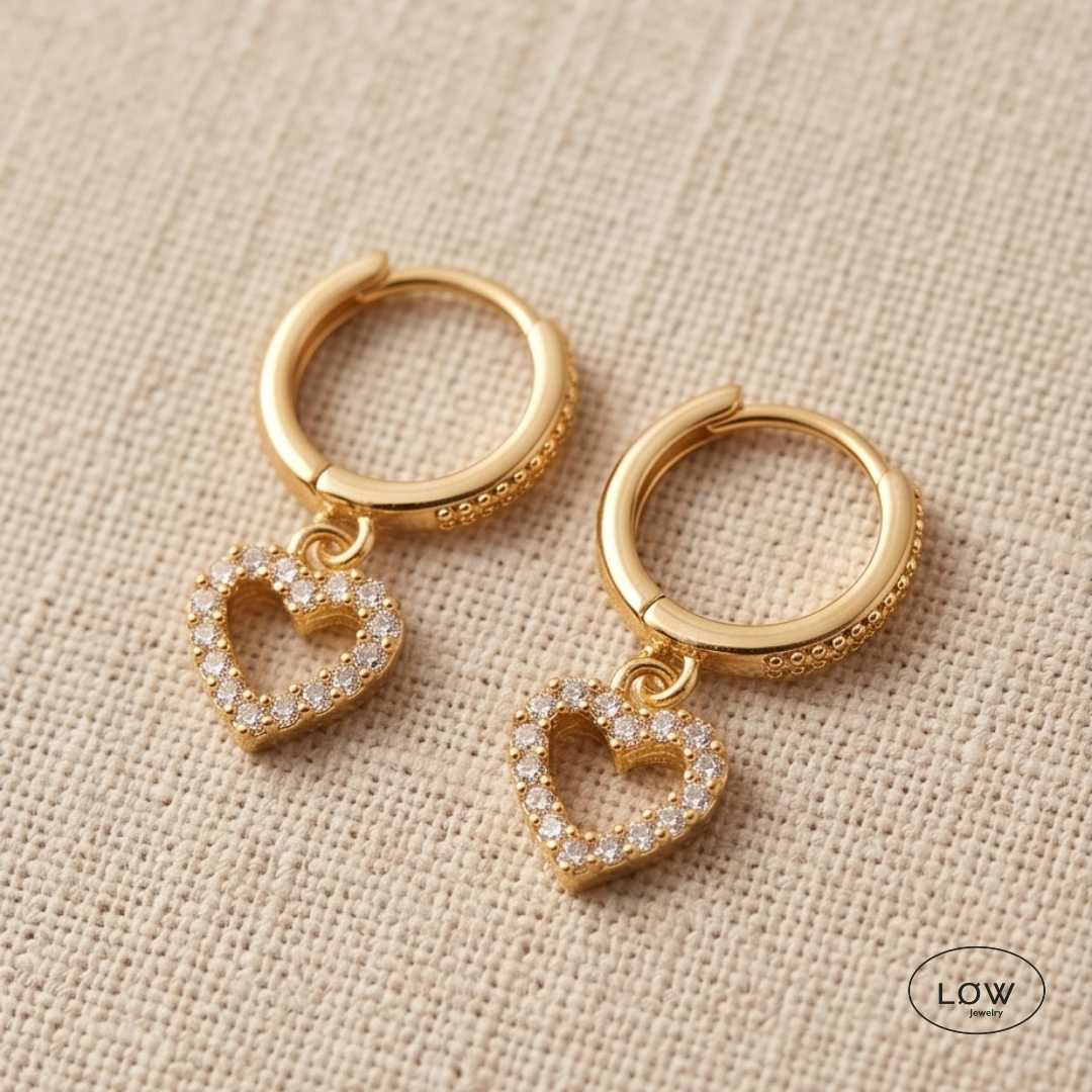 Amora Heart Charm Hoop Earrings Gold fra LØW Jewelry øreringer
