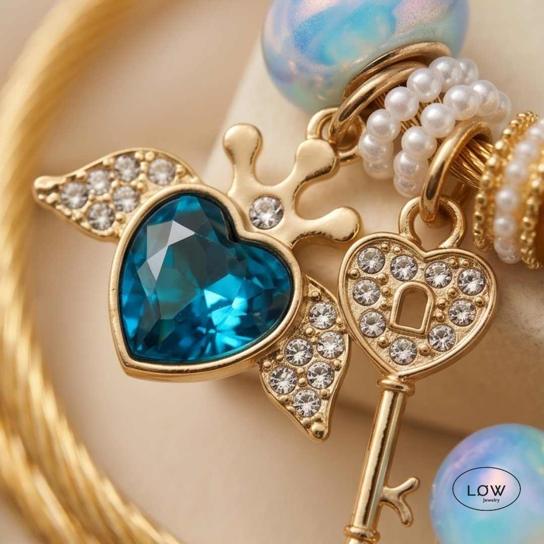 Amora Wings Charm Bracelet Gold fra LØW Jewelry ferdig fylt charms armbånd