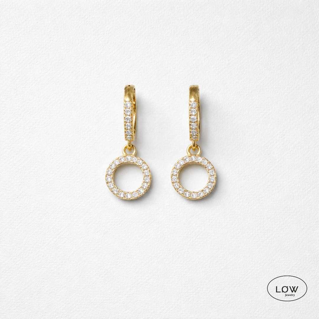 Celeste Circle Charm Hoop Earrings Gold fra LØW Jewelry øreringer