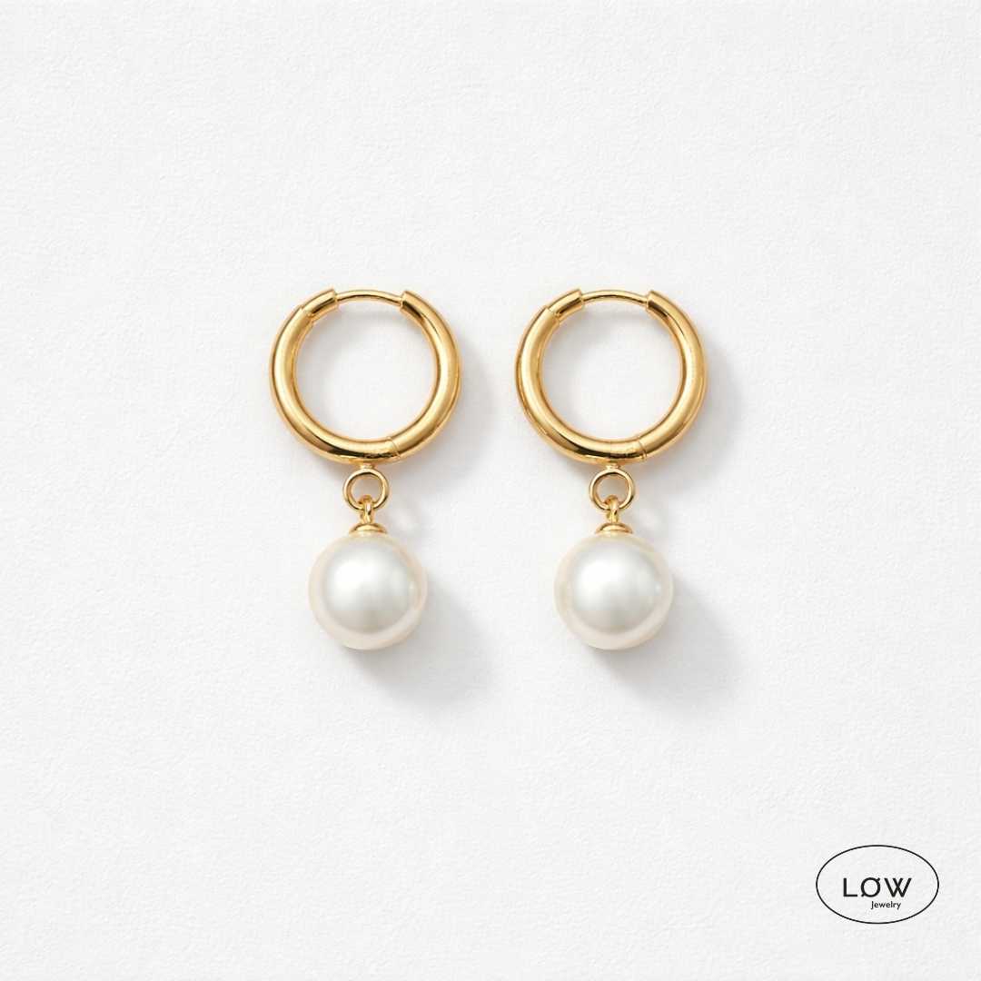 Élodie Pearl Charm Hoop Earrings Gold fra LØW Jewelry
