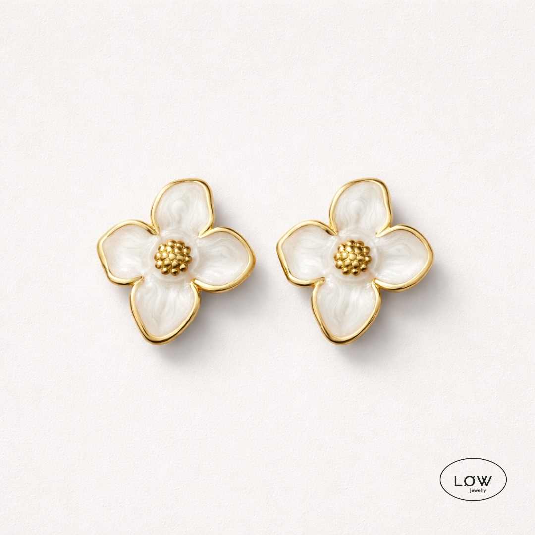 Fleur Enamel Flower Stud Earrings Gold fra LØW Jewelry Blomst øredobber