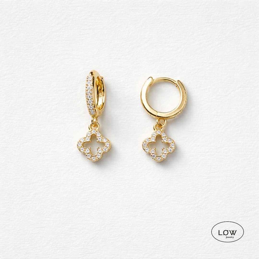 Fortuna Clover Charm Hoop Earrings Gold fra LØW Jewelry øreringer med firkløver