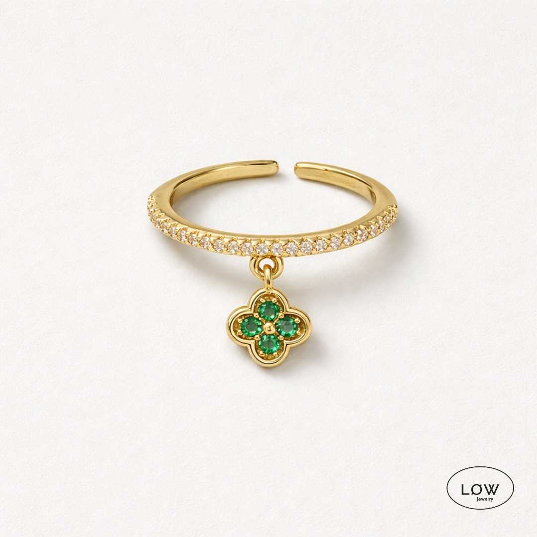 Fortuna Emerald Charm Ring Gold fra LØW Jewelry pen justerbar ring