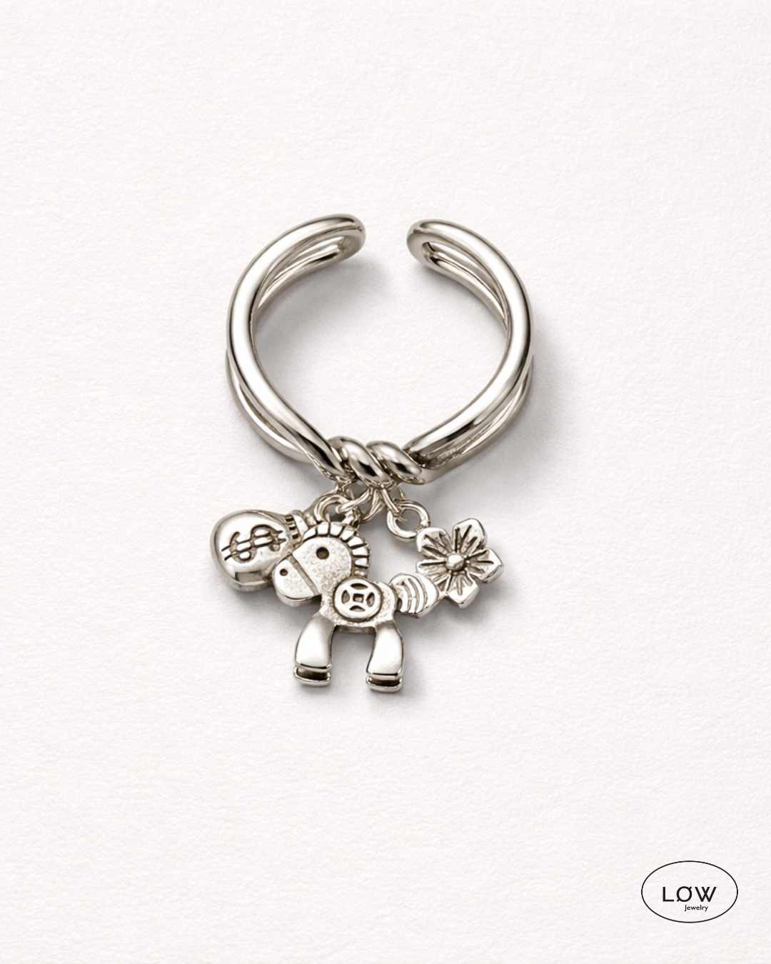Fortuna Charm Ring fra LØW Jewelry open justerbar ring belagt med sølv