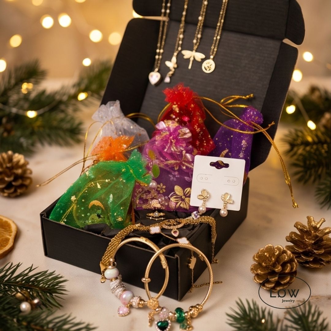 LØW Jewelry julekalender med 24 gullfargede smykker. Verdi fra 3.096 kr – din pris 1.990 kr. Ringer, ørepynt, armbånd, charms og mer.