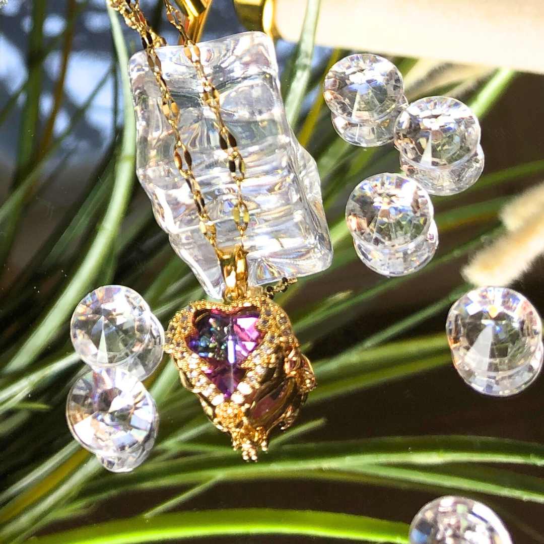 Nyhet: Halssmykke Hjerte lilla sten, Titanium stål, nikkelfritt, Gullfarget fra LØW