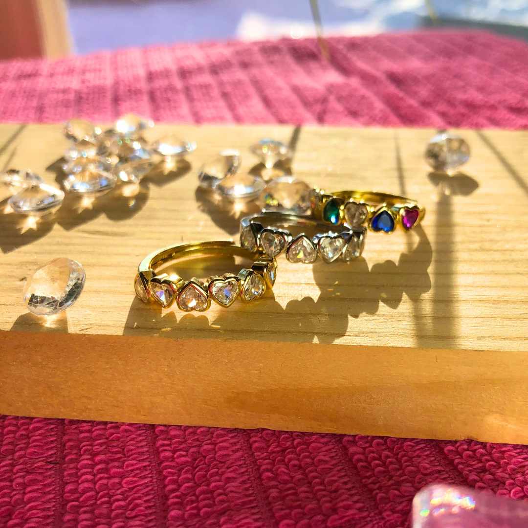 Open justerbar ring med zircona stener i gullfarge og sølvfarge. LØW Jewelry