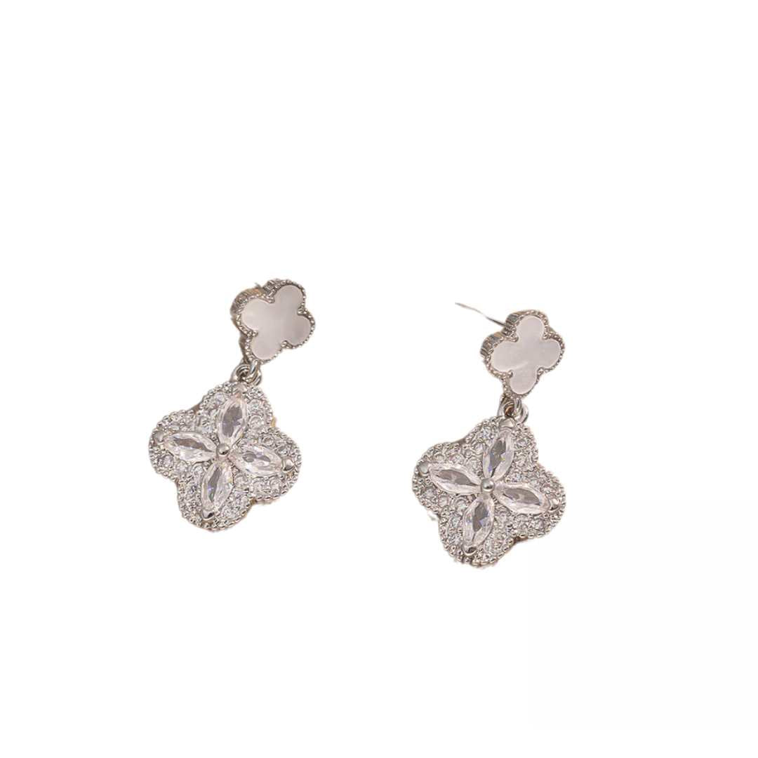 Ørepynt kløverdesign med zirconstener fra Løw Jewelry