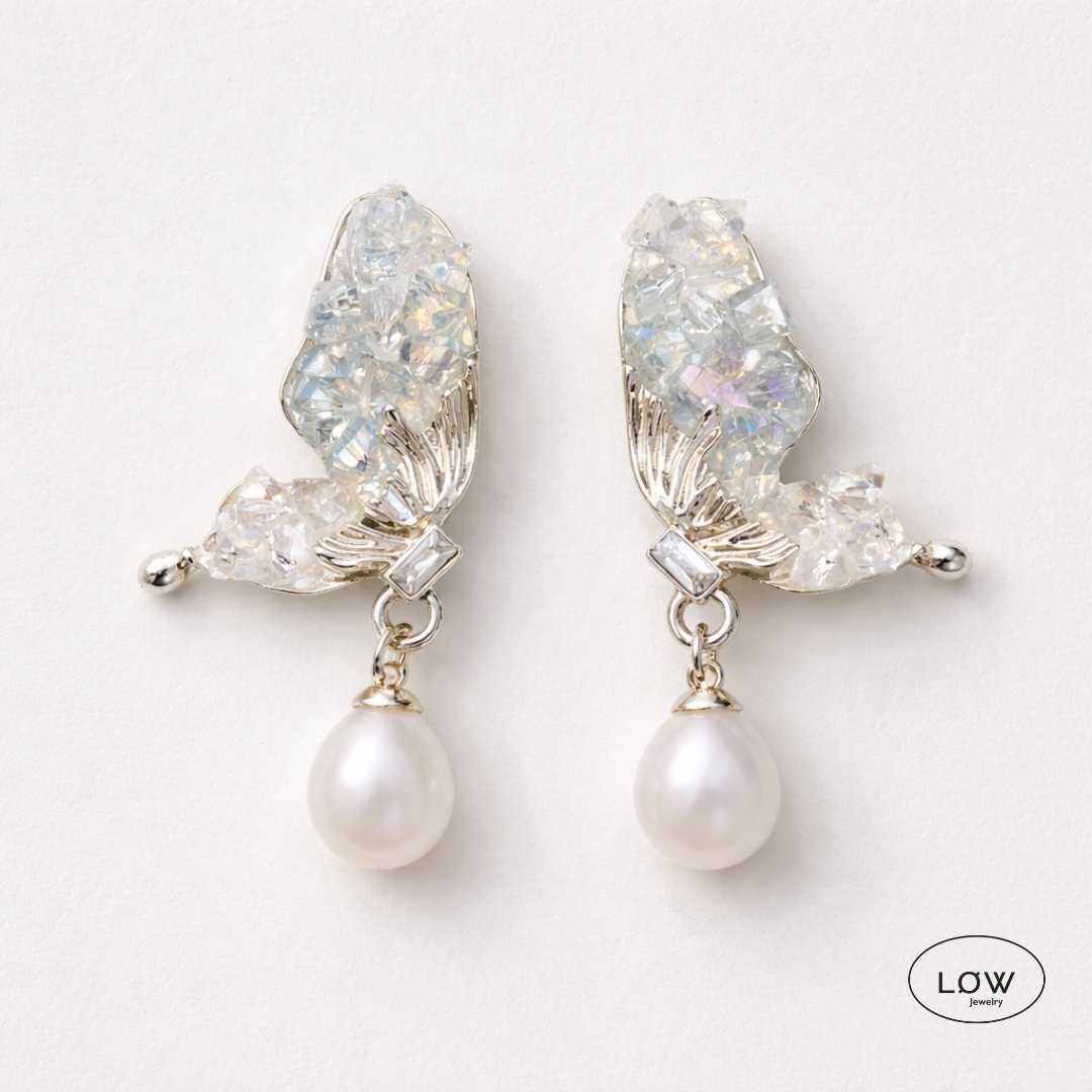 Mariposa Pearl Wing Earrings fra LØW Jewelry ørepynt med perle