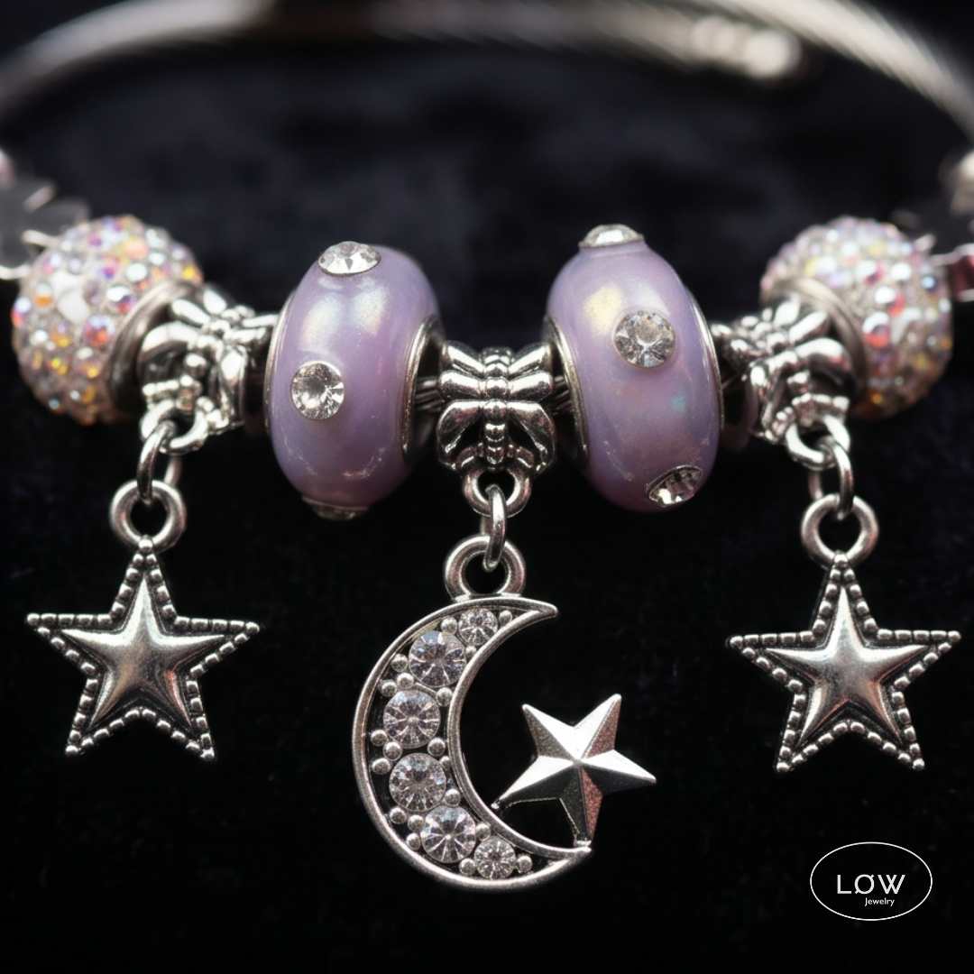 Moon & Star Charms Bracelet Cuff â charms armbĂ„nd med mĂ„ne, stjerne og zirconia lilla LĂW Jewelry