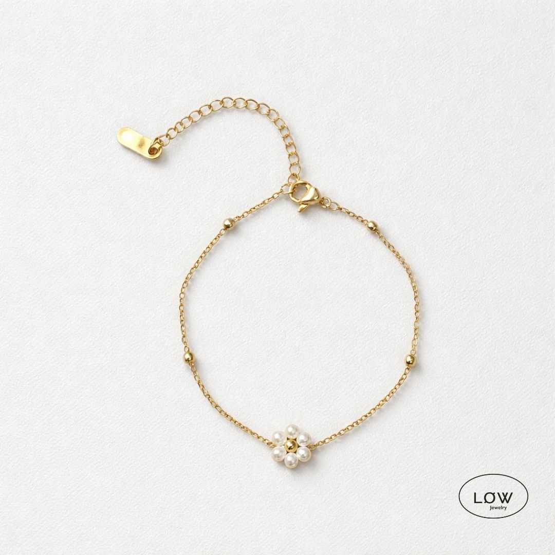 Pearl Bloom Bracelet Gold fra LĂW Jewelry BlomsterarmbĂ„nd med Perler