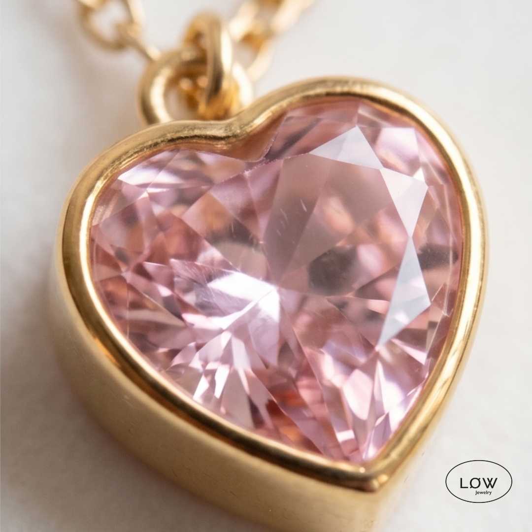 Rosalie Heart Charm Ring fra LØW Jewelry stainless steel platet 18K gold