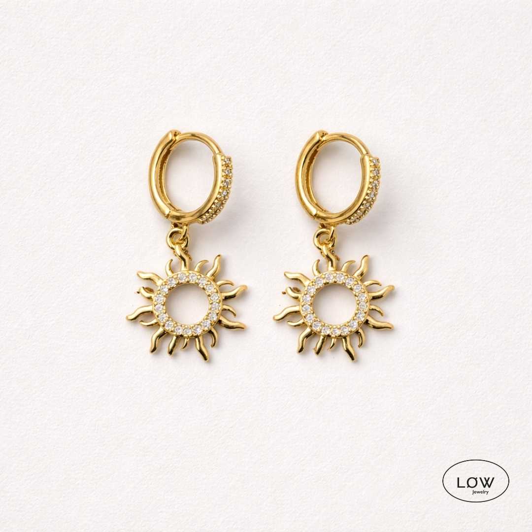 Solara Sun Charm Hoop Earrings Gold fra LØW Jewelry ørering