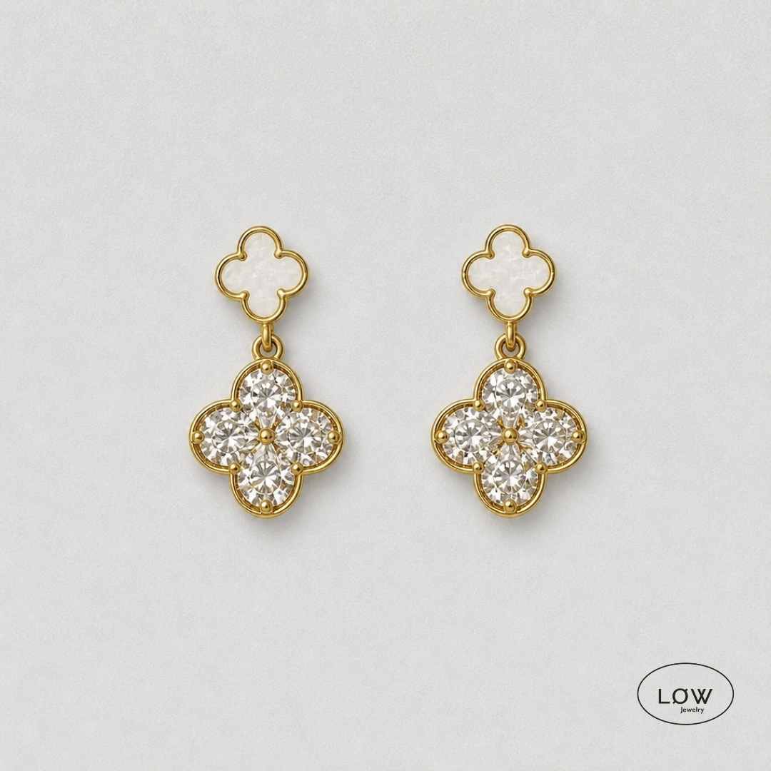 Twin Clover Drop Earrings Gold fra LØW Jewelry