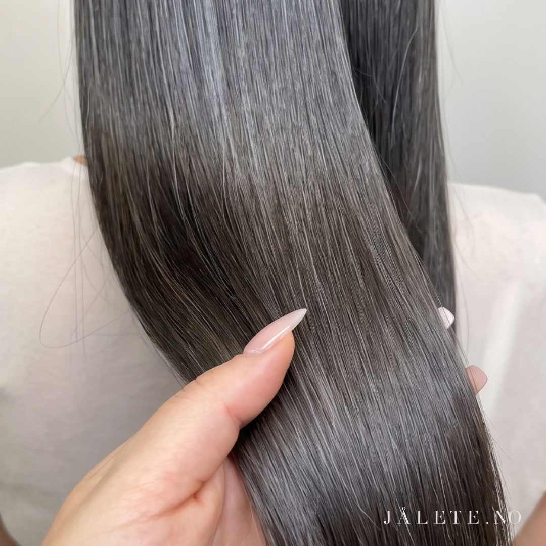 Hvorfor blir håret tørt og frizzy i overgangsalderen? Se hvordan KeraPrime kan gi mindre frizz, mer glans og mykere hår med bevart bevegelse.