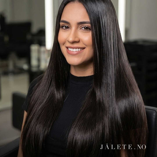 Blir håret stivt, tørt eller frizzy etter keratinbehandling? Se vanlige årsaker og hvordan shampoo, hårkur, fuktighet, protein og varme påvirker resultatet.