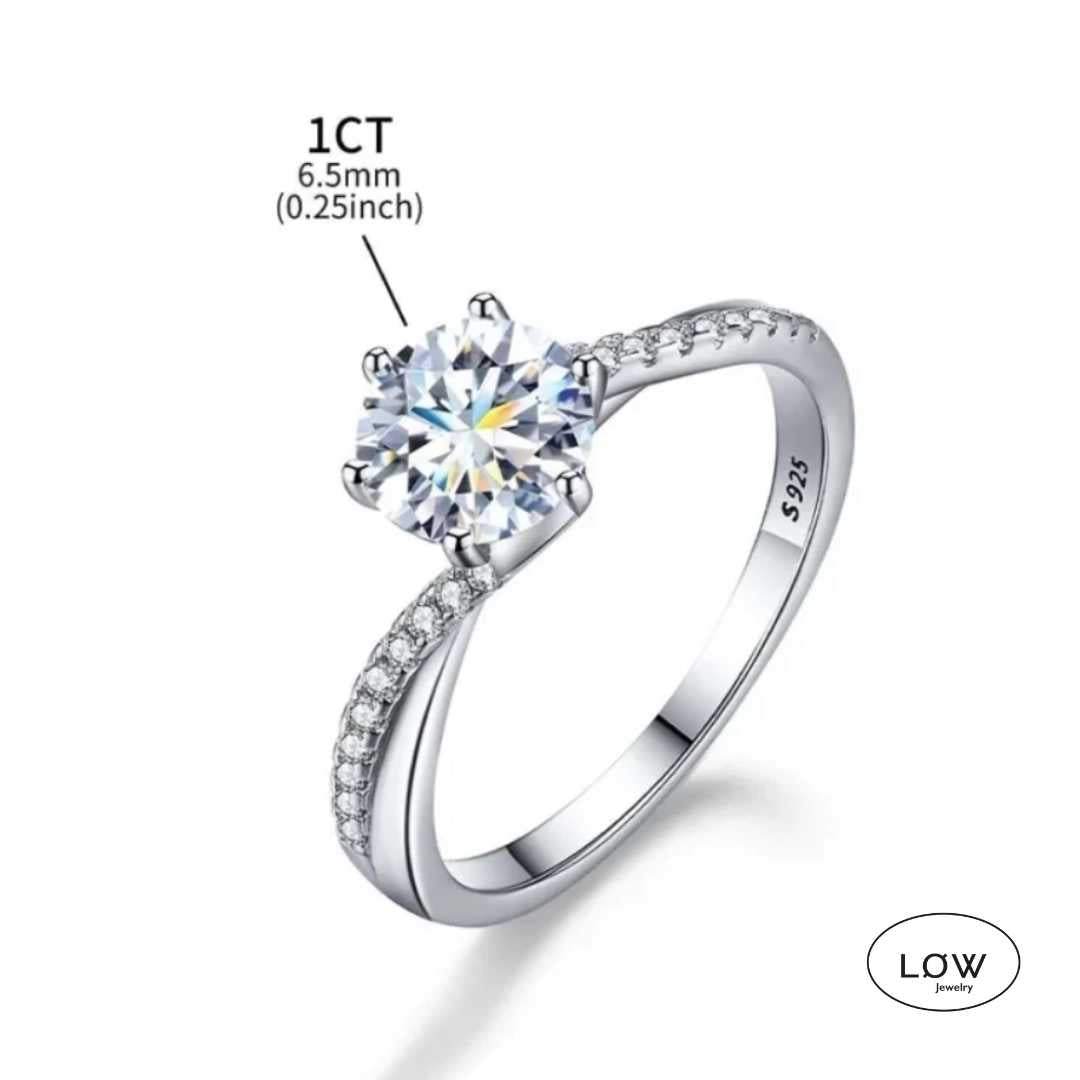 ✨ Årets smykkescoop? Oppdag LØWeler sin 1ct Moissanite-ring i 925 sølv!