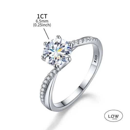 ✨ Årets smykkescoop? Oppdag LØWeler sin 1ct Moissanite-ring i 925 sølv!