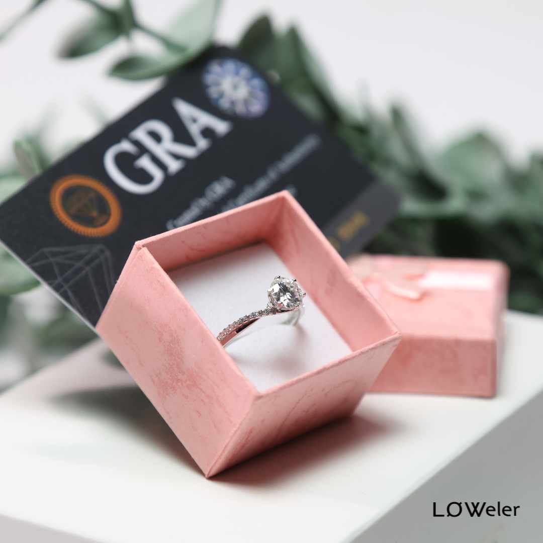 Moissanite 1CT, ikke en diamant, en ekte edelsted på 925 sterling sølv ring LØW Jewelry