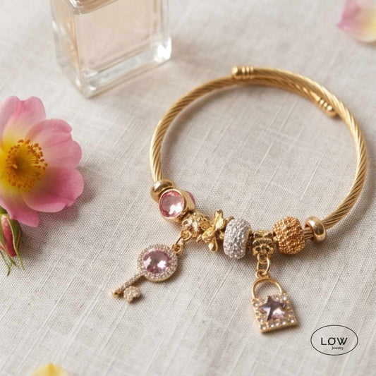 Se ferdig fylte charms armbånd i gullfarget og sølvfarget design fra 99 kr. Mange charms inkludert og rask levering fra lager i Norge.