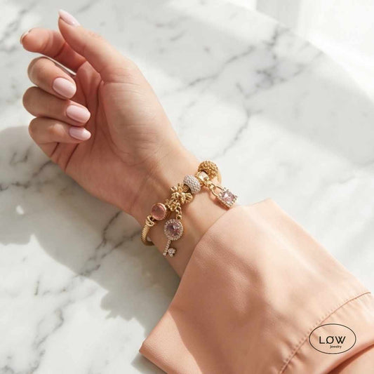 Se ferdig fylte charmsarmbånd fra 99 kr hos LØW Jewelry. Gullfargede og sølvfargede modeller med mange charms, sendt fra lager i Norge.