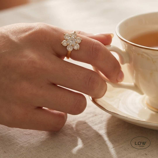 Biter du negler eller plukker på neglebåndene? Se hvordan en fidget ring kan gi hendene en alternativ bevegelse. Oppdag modeller fra LØW Jewelry.