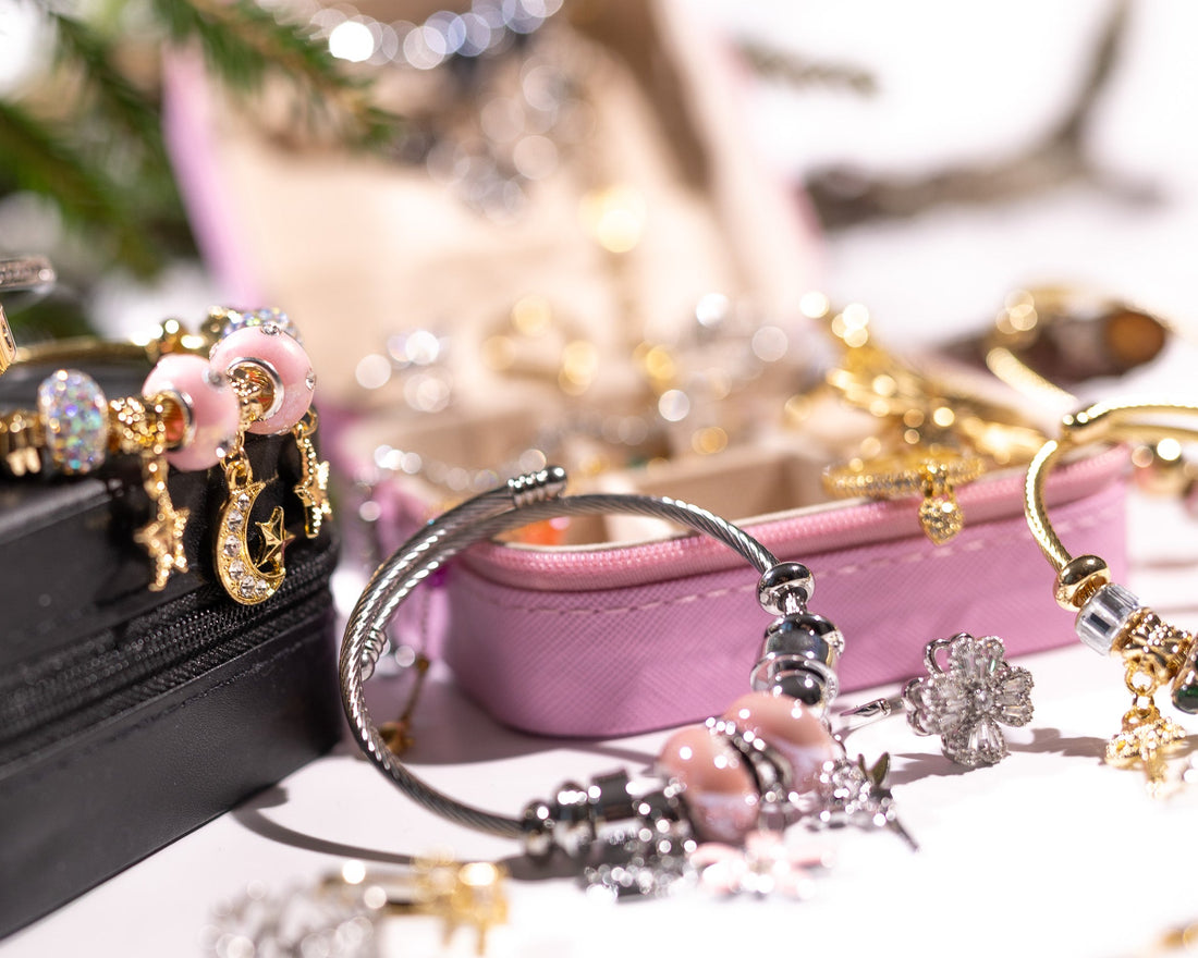 Julekalender med smykker – 24 dager med glitrende overraskelser