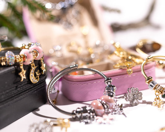 Julekalender med smykker – 24 dager med glitrende overraskelser