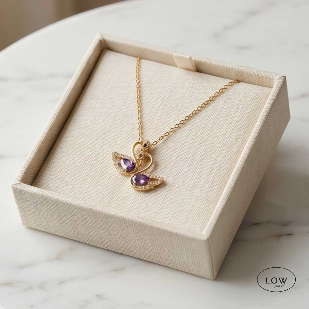 Améthyste Swan Necklace Gold fra LØW Jewelry halssmykke