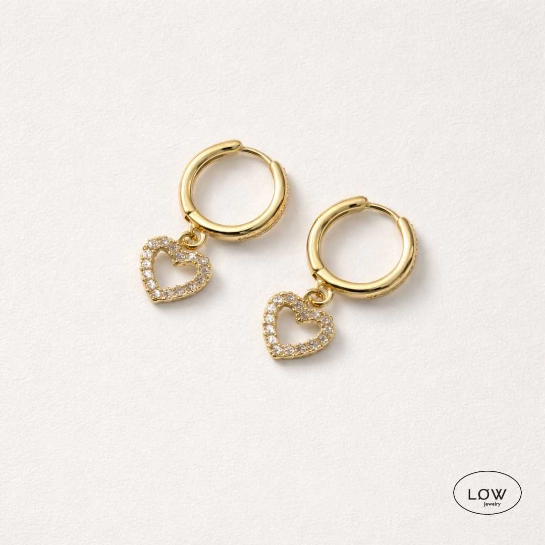 Amora Heart Charm Hoop Earrings Gold fra LØW Jewelry øreringer