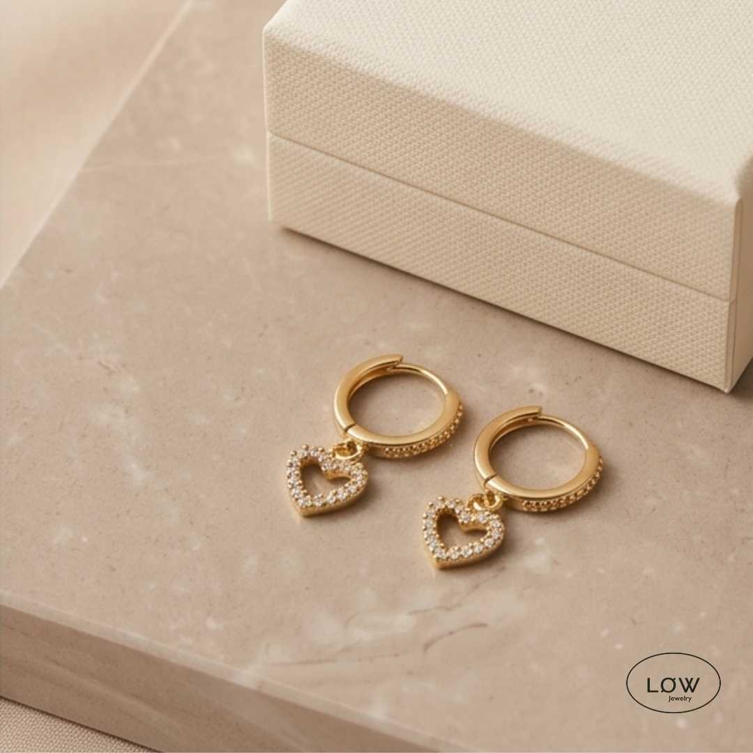 Amora Heart Charm Hoop Earrings Gold fra LØW Jewelry øreringer