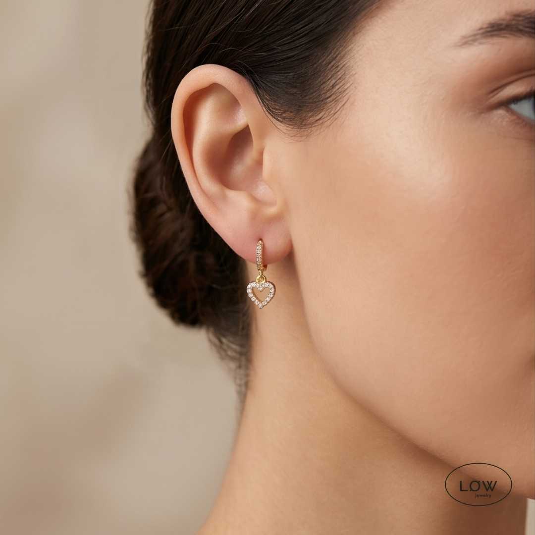 Amora Heart Charm Hoop Earrings Gold fra LØW Jewelry øreringer