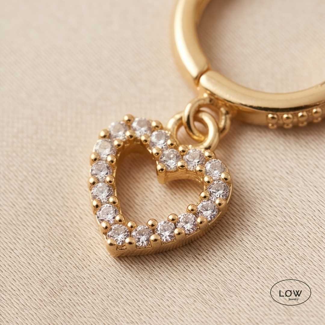 Amora Heart Charm Hoop Earrings Gold fra LØW Jewelry øreringer