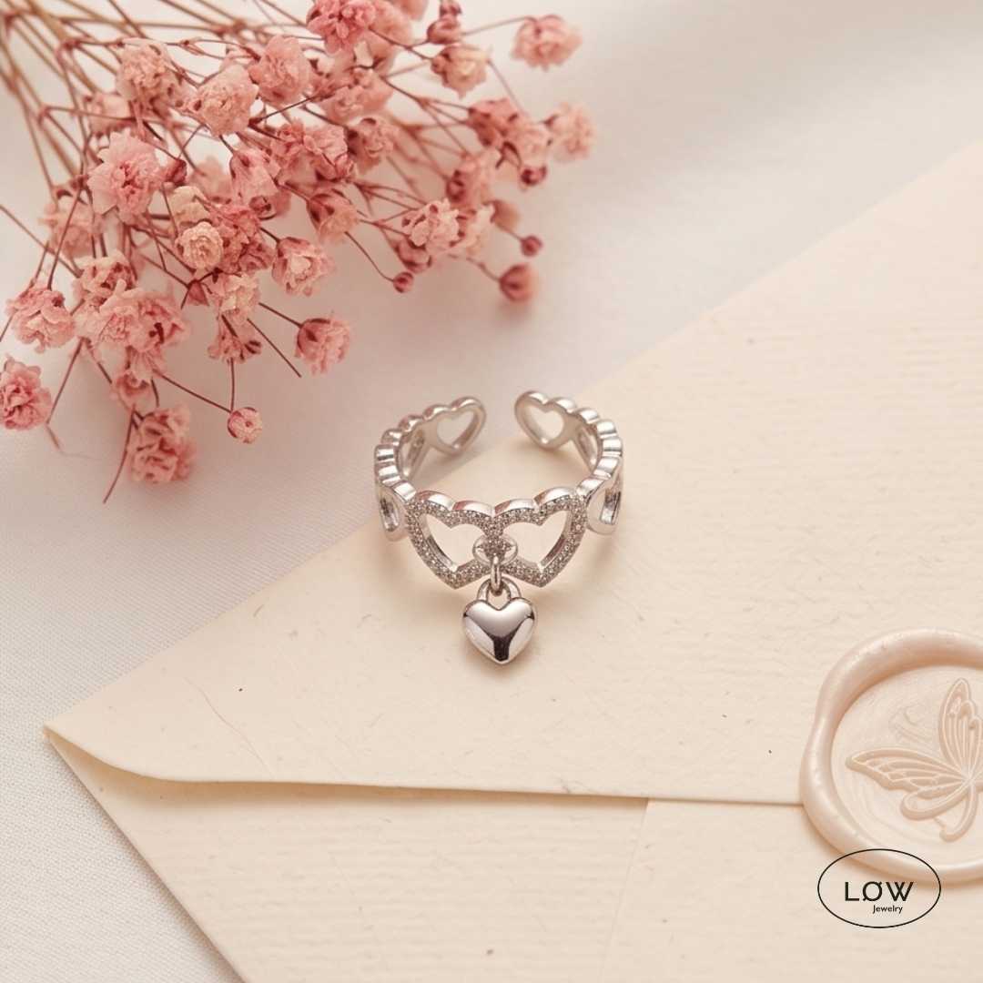 Amora Heart Charm Open Ring Silver fra LØW Jewelry justerbar