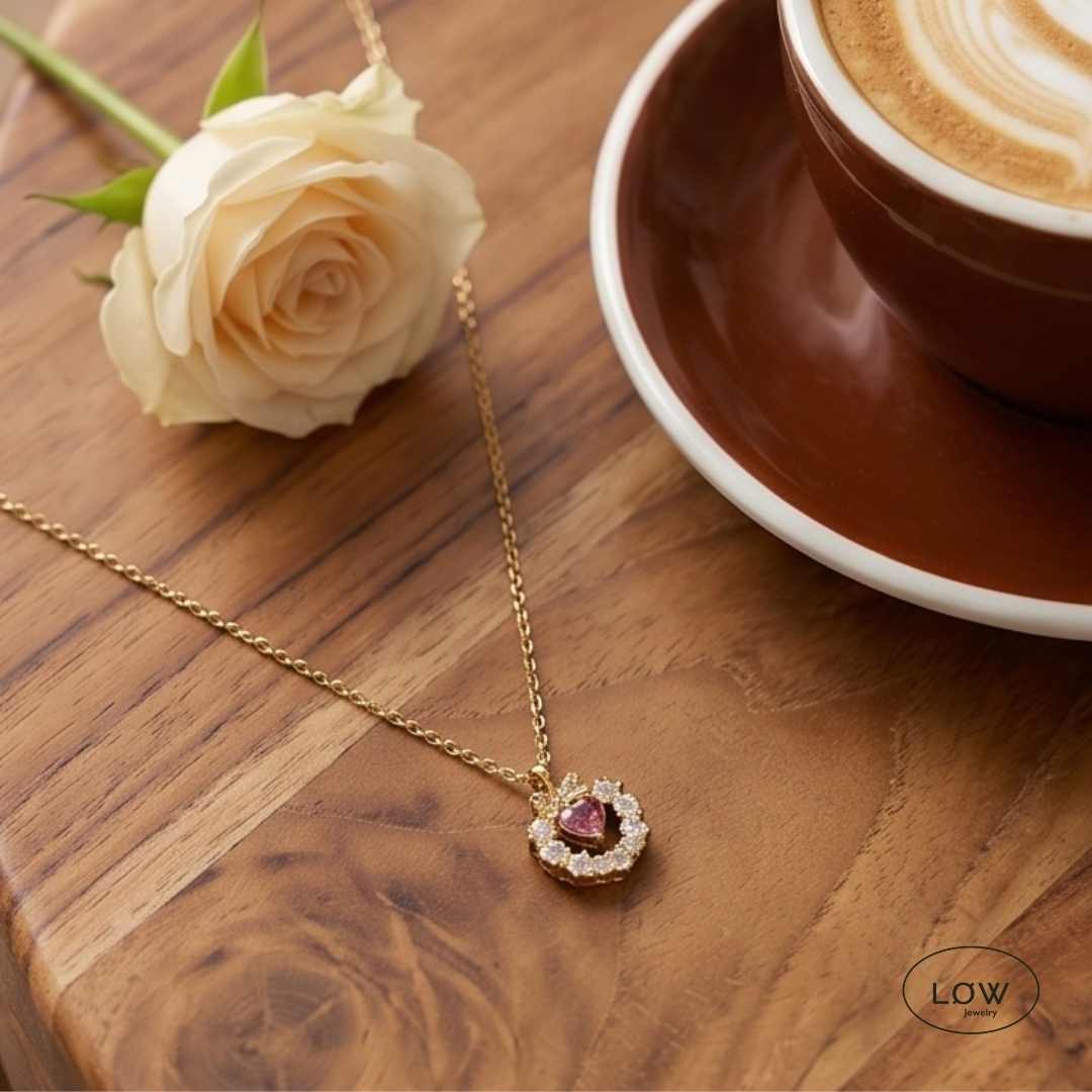Amora Orbit Heart Necklace Gold fra LØW Jewelry Rosa hjerte halskjede