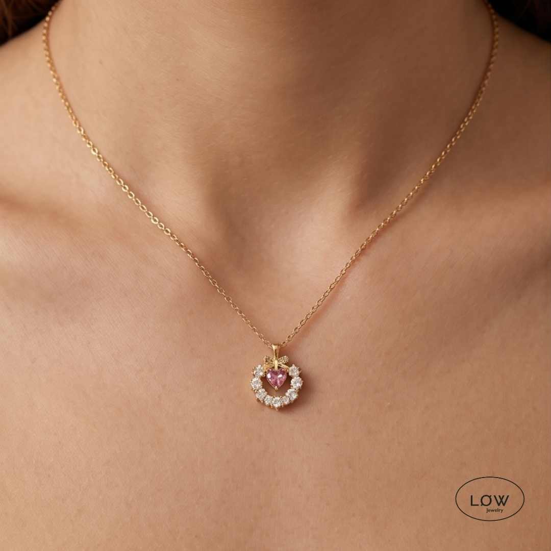 Amora Orbit Heart Necklace Gold fra LØW Jewelry Rosa hjerte halskjede