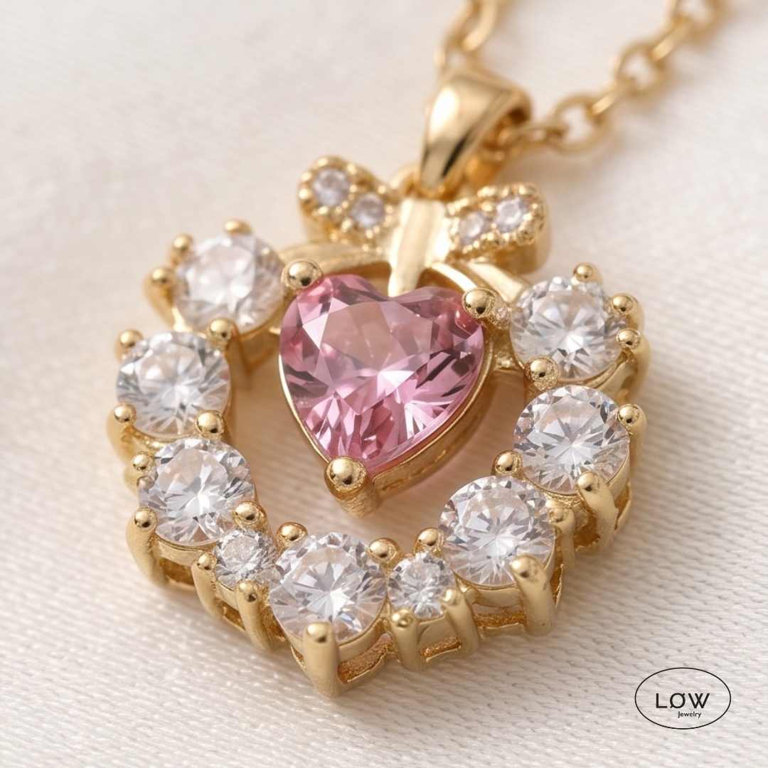 Amora Orbit Heart Necklace Gold fra LØW Jewelry Rosa hjerte halskjede