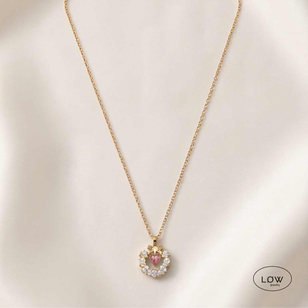 Amora Orbit Heart Necklace Gold fra LØW Jewelry Rosa hjerte halskjede