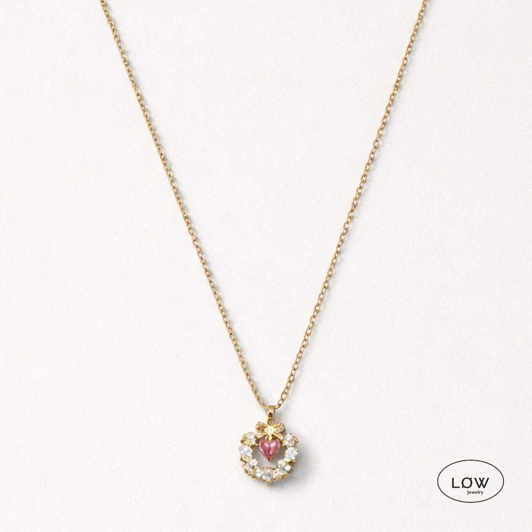 Amora Orbit Heart Necklace Gold fra LØW Jewelry Rosa hjerte halskjede