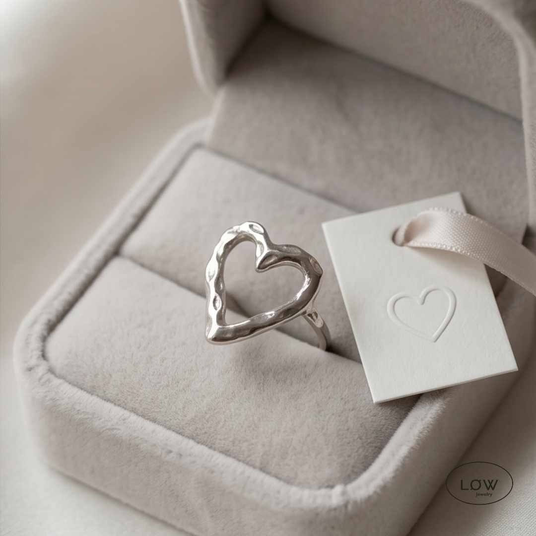 Amora Sculpted Heart Ring Gold fra LØW Jewelry