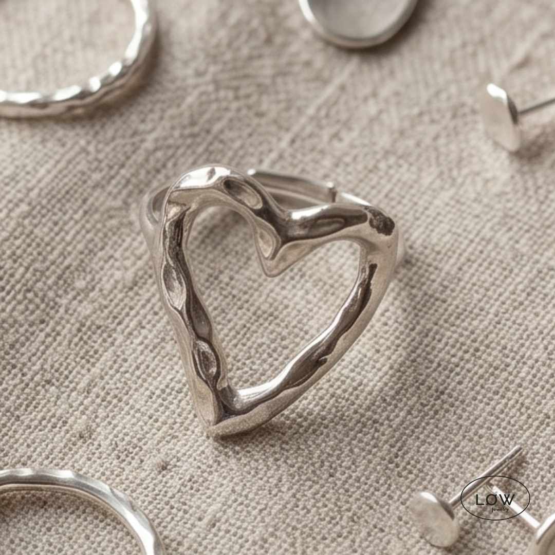 Amora Sculpted Heart Ring Gold fra LØW Jewelry