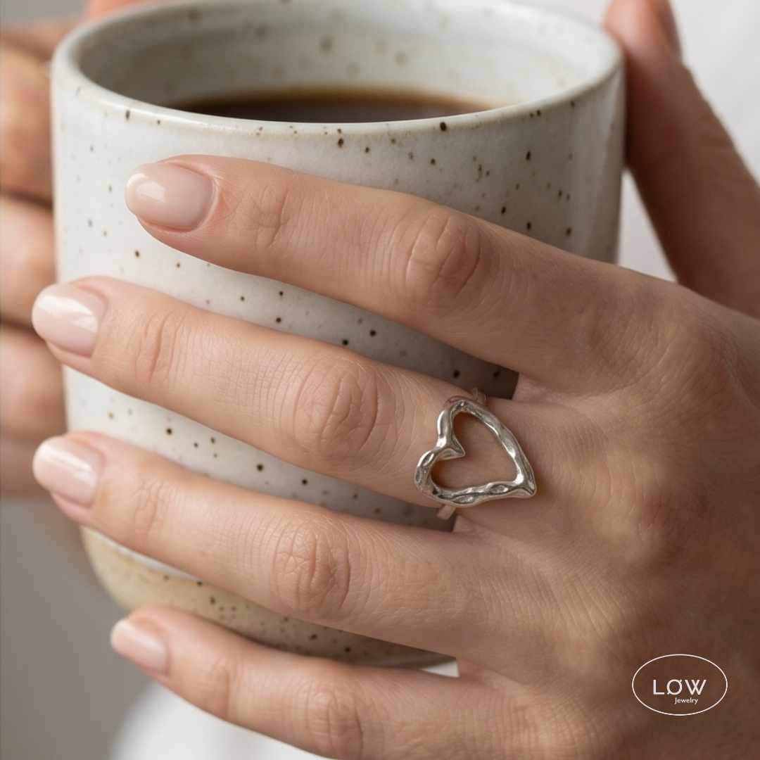 Amora Sculpted Heart Ring Gold fra LØW Jewelry