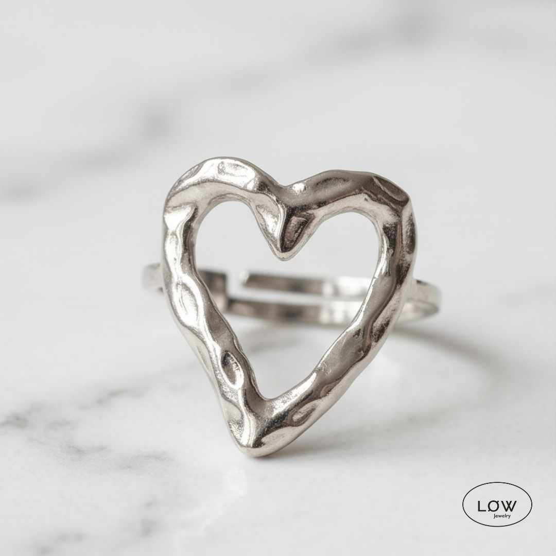 Amora Sculpted Heart Ring Gold fra LØW Jewelry