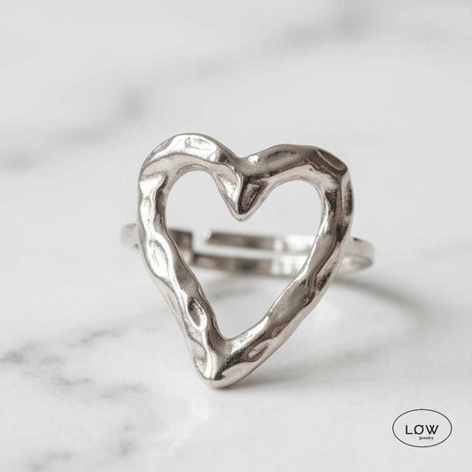 Amora Sculpted Heart Ring Gold fra LØW Jewelry