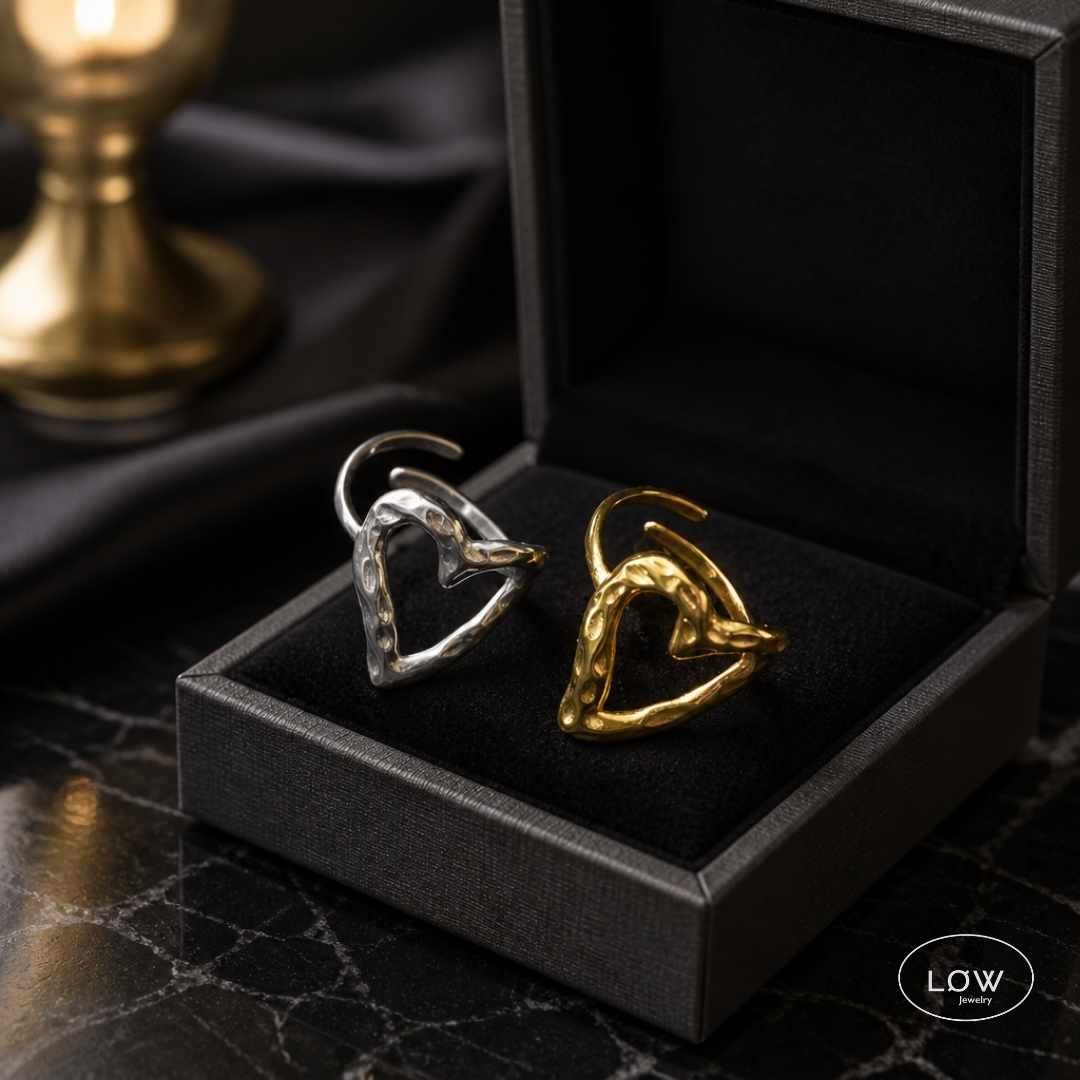 Amora Sculpted Heart Ring Gold fra LØW Jewelry