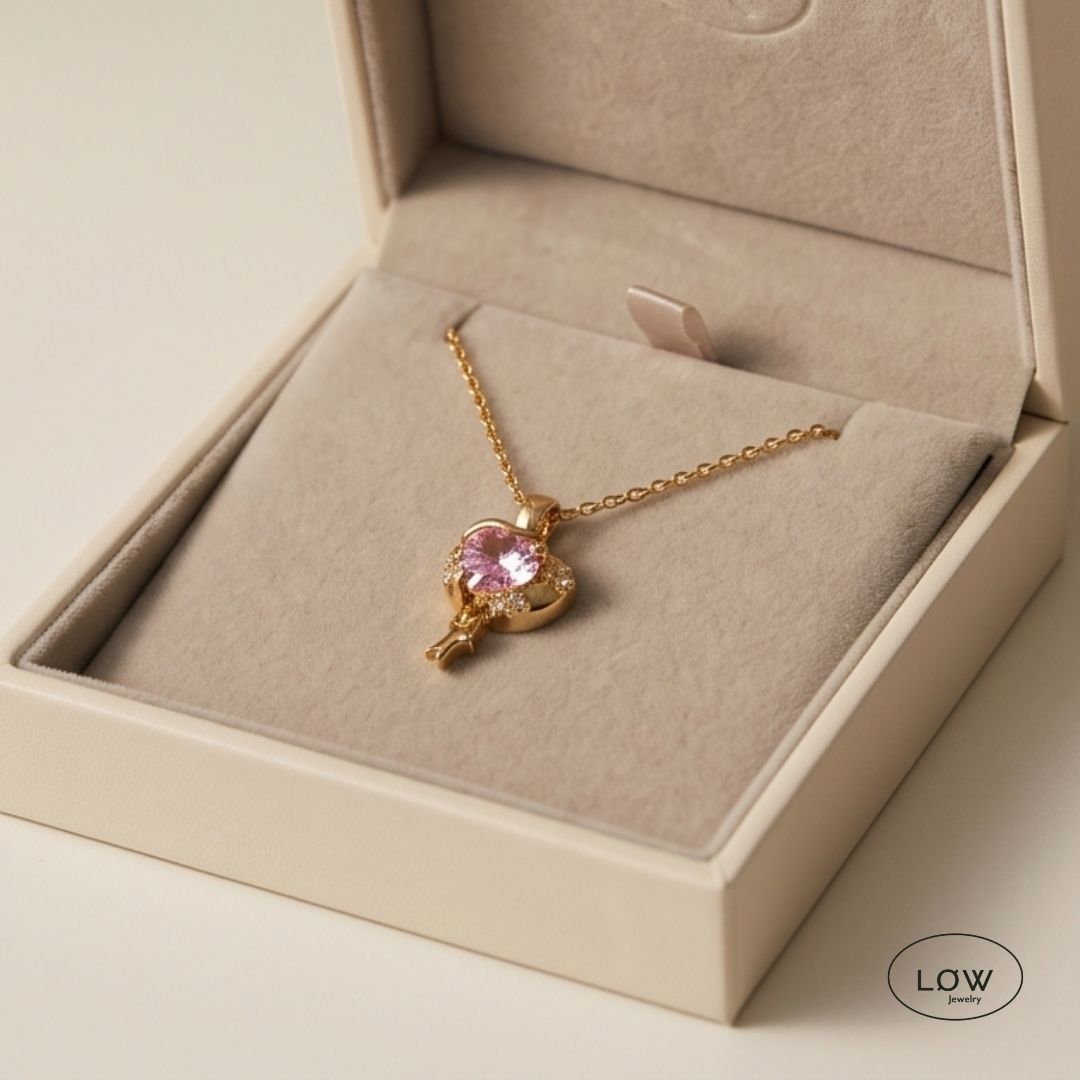 Amora Star Heart Necklace Gold fra LØW Jewelry halssmykke med charm