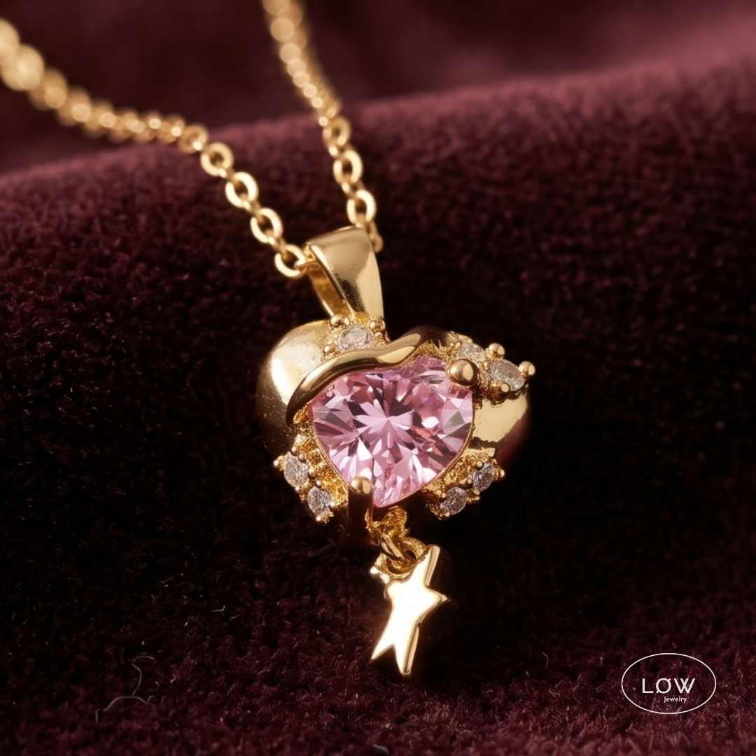 Amora Star Heart Necklace Gold fra LØW Jewelry halssmykke med charm
