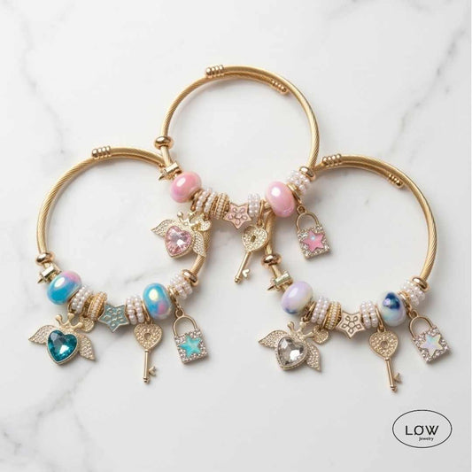 Amora Wings Charm Bracelet Gold fra LØW Jewelry ferdig fylt charms armbånd