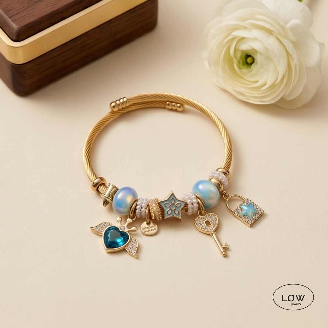 Amora Wings Charm Bracelet Gold fra LØW Jewelry ferdig fylt charms armbånd