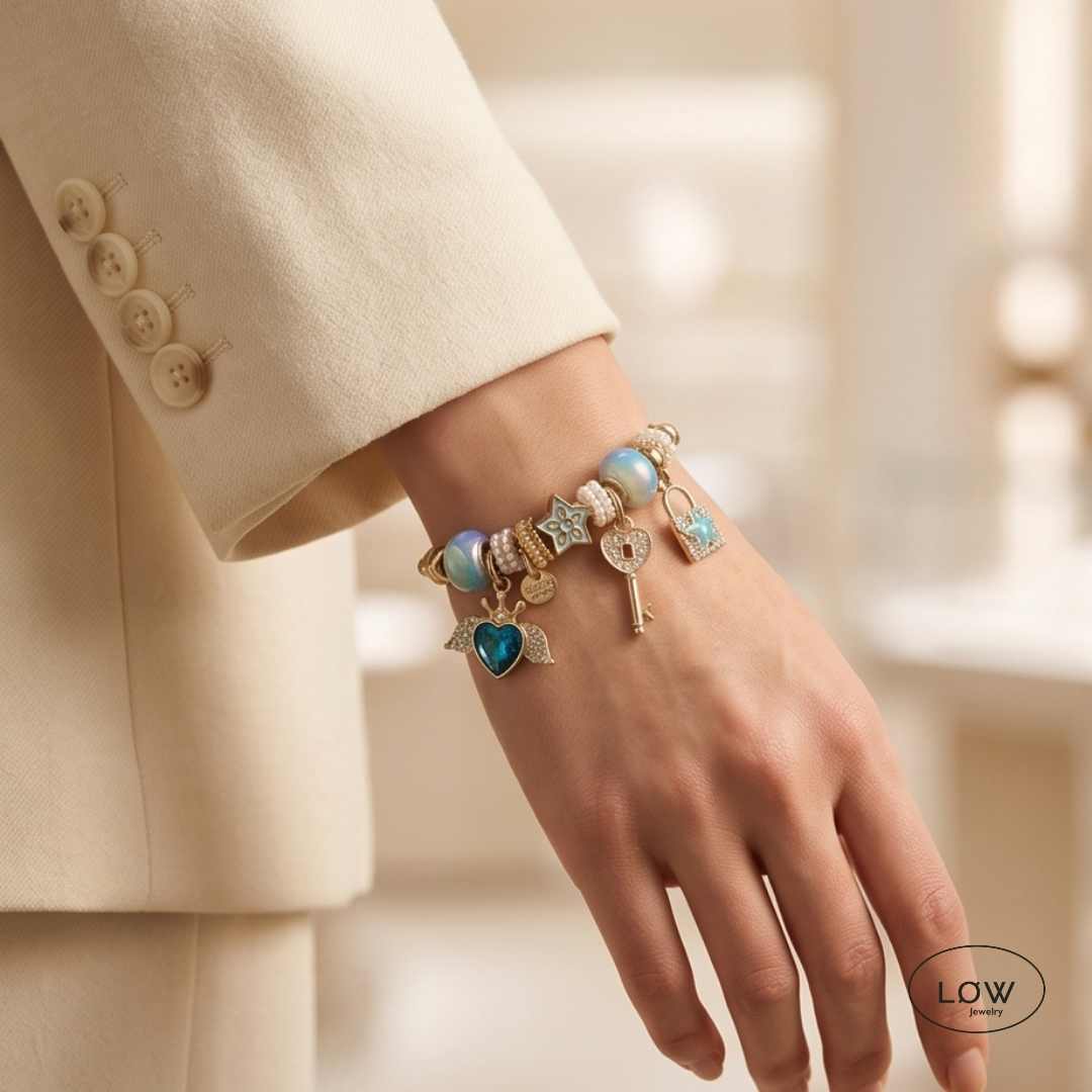 Amora Wings Charm Bracelet Gold fra LØW Jewelry ferdig fylt charms armbånd